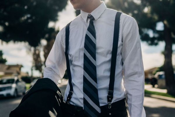How to wear suspenders