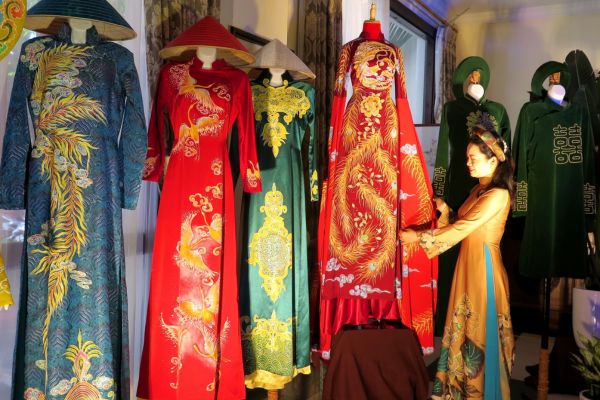 ao dai and non la vietnam